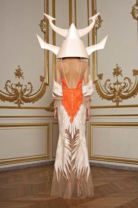 LA DANZA BUTOH DEL CIGNO GIVENCHY