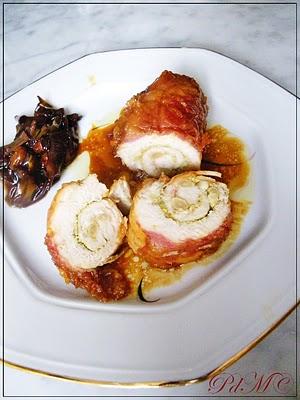 Involtini di tacchino con granella di pistacchio, pinoli e camicia di pancetta, al moscato