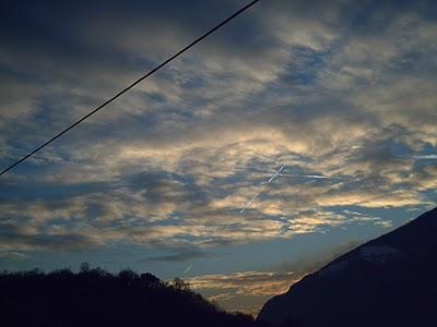 Aerei che volano orizzontalmente sotto gli stratocumuli rilasciando scie: non possono essere scie di condensa, ma scie chimiche!