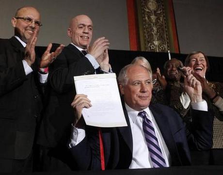 Illinois: il governatore Pat Quinn firma legge che riconosce le unioni civili gay