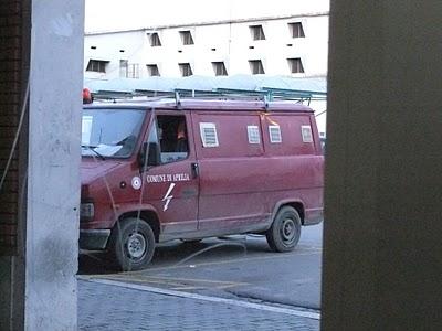 Strisce per il parcheggio disabili alla stazione