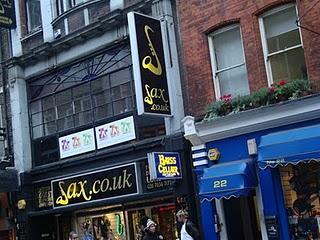 Denmark Street - La via della musica a Londra! Info su negozi e club. Denmark Street - La via della musica a Londra! Info su negozi e club.