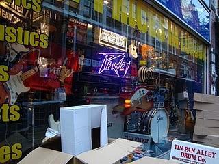 Denmark Street - La via della musica a Londra! Info su negozi e club. Denmark Street - La via della musica a Londra! Info su negozi e club.