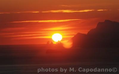 DA POSITANO.... il SOLE tramonta a CAPRI