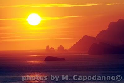 DA POSITANO.... il SOLE tramonta a CAPRI