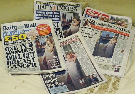 LA MOGLIE DI UN DEPUTATO INGLESE POSA SEMINUDA SOTTO IL BIG BEN