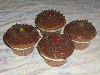Muffins de cioccolato al latte, glassati di nutella e granelli di cioccolato.