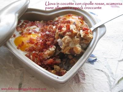 Uova in cocotte con cipolle rosse, scamorza, pane alle noci & speck croccante