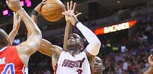 Dwyane Wade a canestro contro i Clippers. Ap