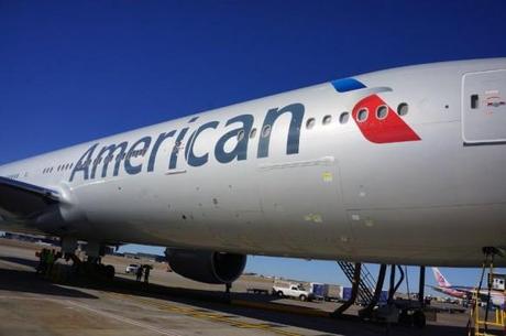 american-airlines-boeing-777-300er-on-gate-2013-6