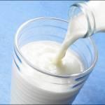 Cosa mangiare per dormire bene: latte, yogurt e molta acqua