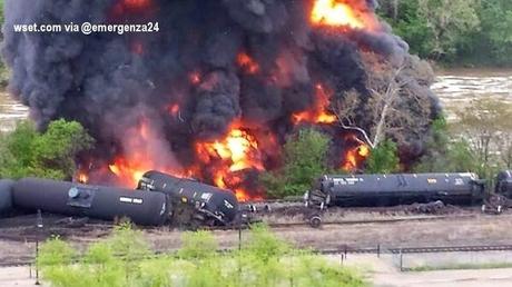 Virginia: treno deraglia e si incendia.