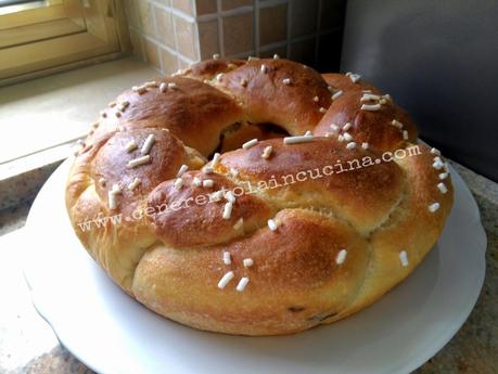 Treccia di pan brioche allo yogurt con cioccolato.