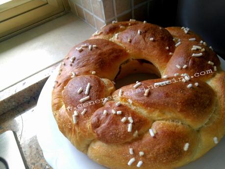 Treccia di pan brioche allo yogurt con cioccolato.