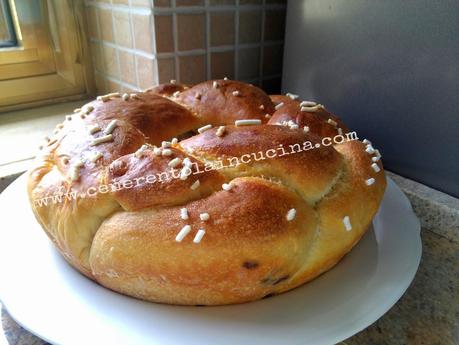 Treccia di pan brioche allo yogurt con cioccolato.