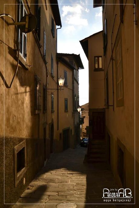 Cortona tra palazzi, chiese, porte e tramonti