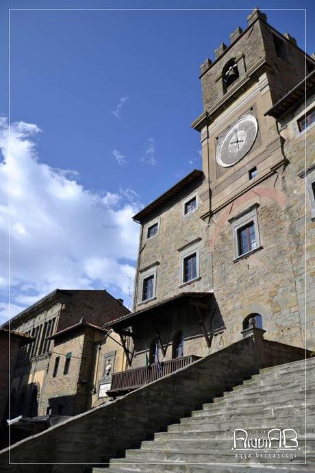 Cortona tra palazzi, chiese, porte e tramonti