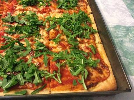 Pizza pomodoro scamorza e rucola selvatica