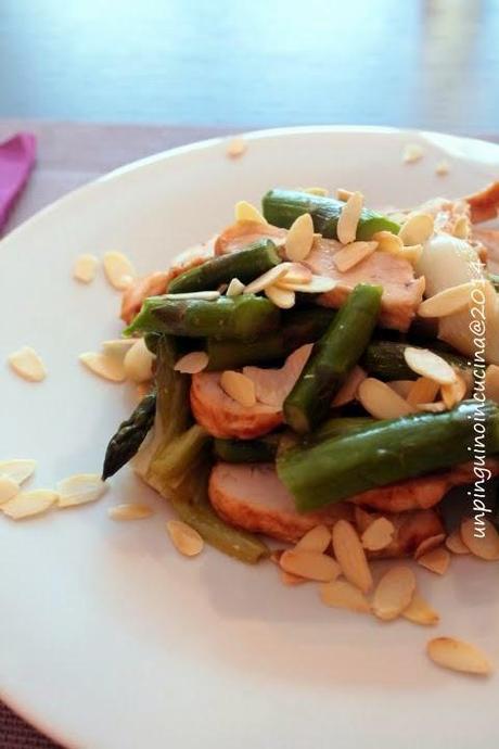 Insalata tiepida di asparagi, cipollotti, pollo e mandorle tostate