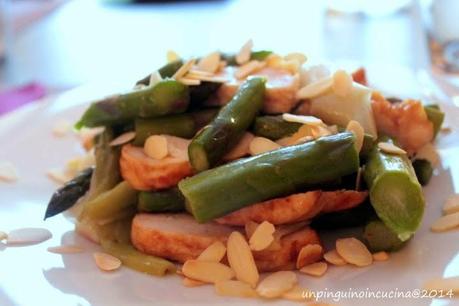 Insalata tiepida di asparagi, cipollotti, pollo e mandorle tostate