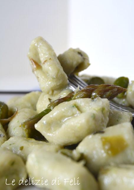 gnocchi di tofu con asparagi