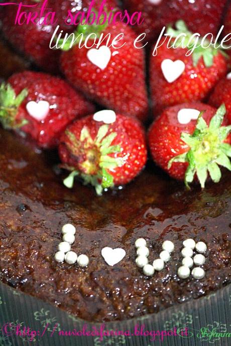 Torta sabbiosa limone e fragole