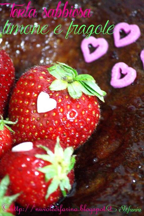 Torta sabbiosa limone e fragole