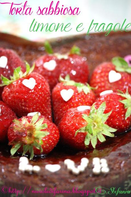 Torta sabbiosa limone e fragole