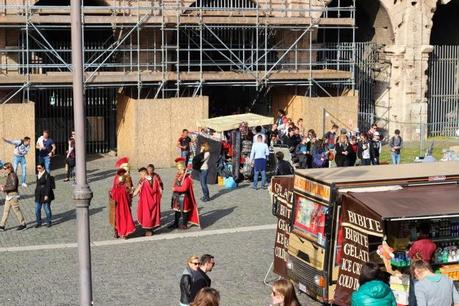 La capitale dell'incredibilmente brutto. Mille immagini da una città deturpata dall'illegaltà. Ecco come la troveranno i turisti durante i ponti