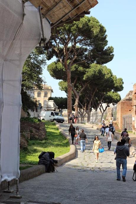 La capitale dell'incredibilmente brutto. Mille immagini da una città deturpata dall'illegaltà. Ecco come la troveranno i turisti durante i ponti