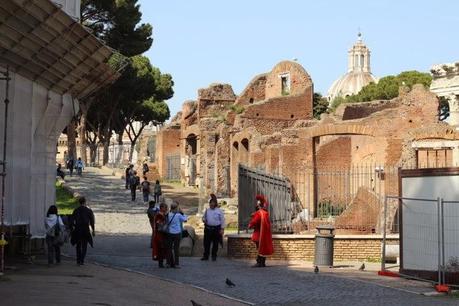 La capitale dell'incredibilmente brutto. Mille immagini da una città deturpata dall'illegaltà. Ecco come la troveranno i turisti durante i ponti