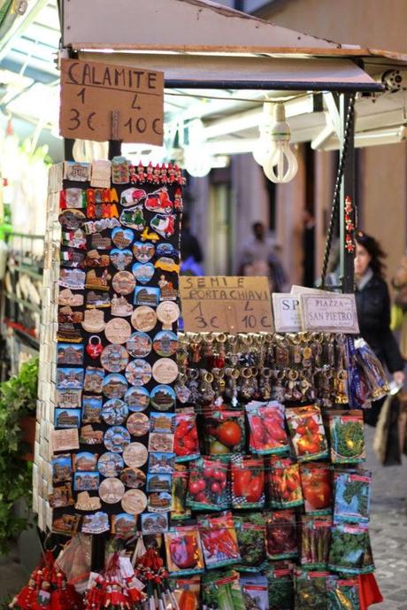 La capitale dell'incredibilmente brutto. Mille immagini da una città deturpata dall'illegaltà. Ecco come la troveranno i turisti durante i ponti