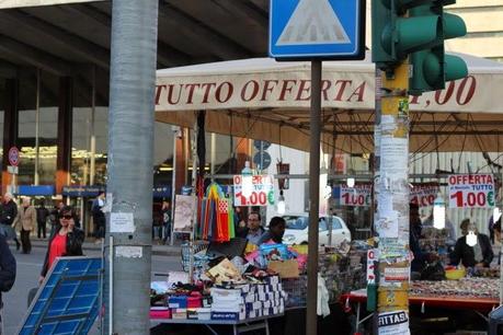 La capitale dell'incredibilmente brutto. Mille immagini da una città deturpata dall'illegaltà. Ecco come la troveranno i turisti durante i ponti