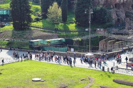 La capitale dell'incredibilmente brutto. Mille immagini da una città deturpata dall'illegaltà. Ecco come la troveranno i turisti durante i ponti