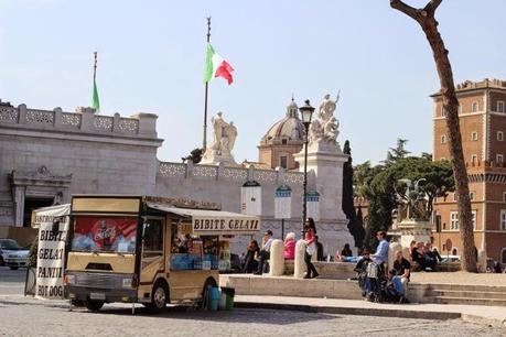 La capitale dell'incredibilmente brutto. Mille immagini da una città deturpata dall'illegaltà. Ecco come la troveranno i turisti durante i ponti