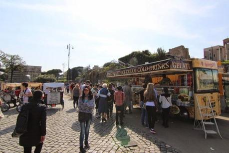 La capitale dell'incredibilmente brutto. Mille immagini da una città deturpata dall'illegaltà. Ecco come la troveranno i turisti durante i ponti