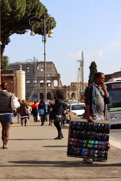 La capitale dell'incredibilmente brutto. Mille immagini da una città deturpata dall'illegaltà. Ecco come la troveranno i turisti durante i ponti