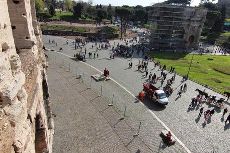 La capitale dell'incredibilmente brutto. Mille immagini da una città deturpata dall'illegaltà. Ecco come la troveranno i turisti durante i ponti