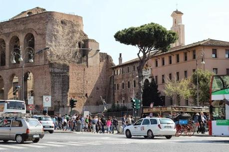 La capitale dell'incredibilmente brutto. Mille immagini da una città deturpata dall'illegaltà. Ecco come la troveranno i turisti durante i ponti
