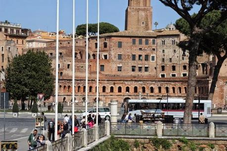La capitale dell'incredibilmente brutto. Mille immagini da una città deturpata dall'illegaltà. Ecco come la troveranno i turisti durante i ponti