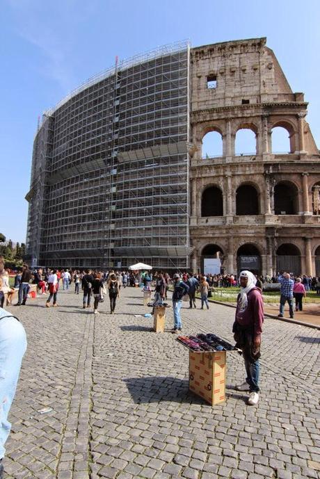 La capitale dell'incredibilmente brutto. Mille immagini da una città deturpata dall'illegaltà. Ecco come la troveranno i turisti durante i ponti