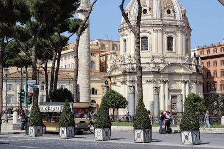 La capitale dell'incredibilmente brutto. Mille immagini da una città deturpata dall'illegaltà. Ecco come la troveranno i turisti durante i ponti