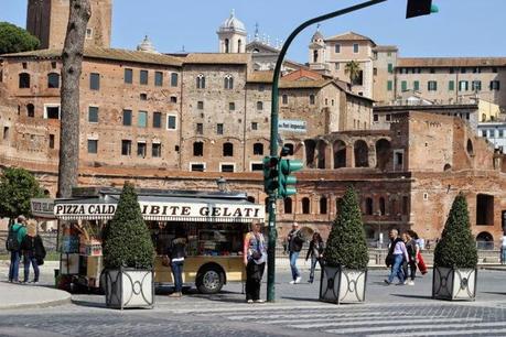 La capitale dell'incredibilmente brutto. Mille immagini da una città deturpata dall'illegaltà. Ecco come la troveranno i turisti durante i ponti