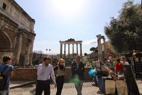 La capitale dell'incredibilmente brutto. Mille immagini da una città deturpata dall'illegaltà. Ecco come la troveranno i turisti durante i ponti