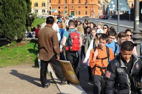 La capitale dell'incredibilmente brutto. Mille immagini da una città deturpata dall'illegaltà. Ecco come la troveranno i turisti durante i ponti