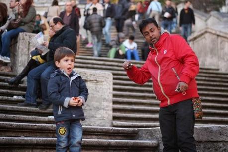 La capitale dell'incredibilmente brutto. Mille immagini da una città deturpata dall'illegaltà. Ecco come la troveranno i turisti durante i ponti