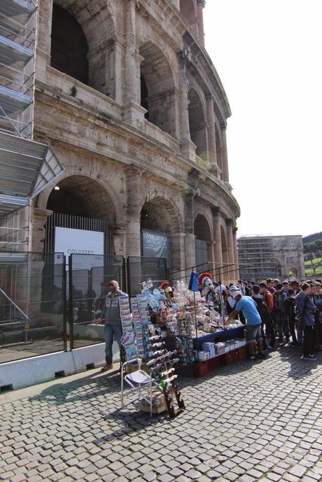 La capitale dell'incredibilmente brutto. Mille immagini da una città deturpata dall'illegaltà. Ecco come la troveranno i turisti durante i ponti
