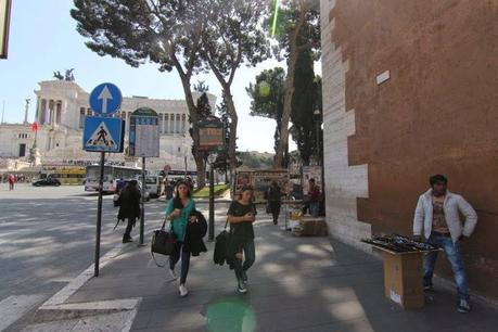 La capitale dell'incredibilmente brutto. Mille immagini da una città deturpata dall'illegaltà. Ecco come la troveranno i turisti durante i ponti