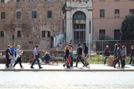 La capitale dell'incredibilmente brutto. Mille immagini da una città deturpata dall'illegaltà. Ecco come la troveranno i turisti durante i ponti