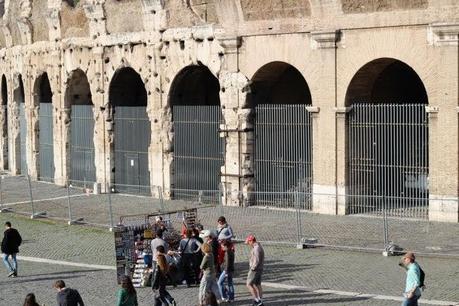 La capitale dell'incredibilmente brutto. Mille immagini da una città deturpata dall'illegaltà. Ecco come la troveranno i turisti durante i ponti